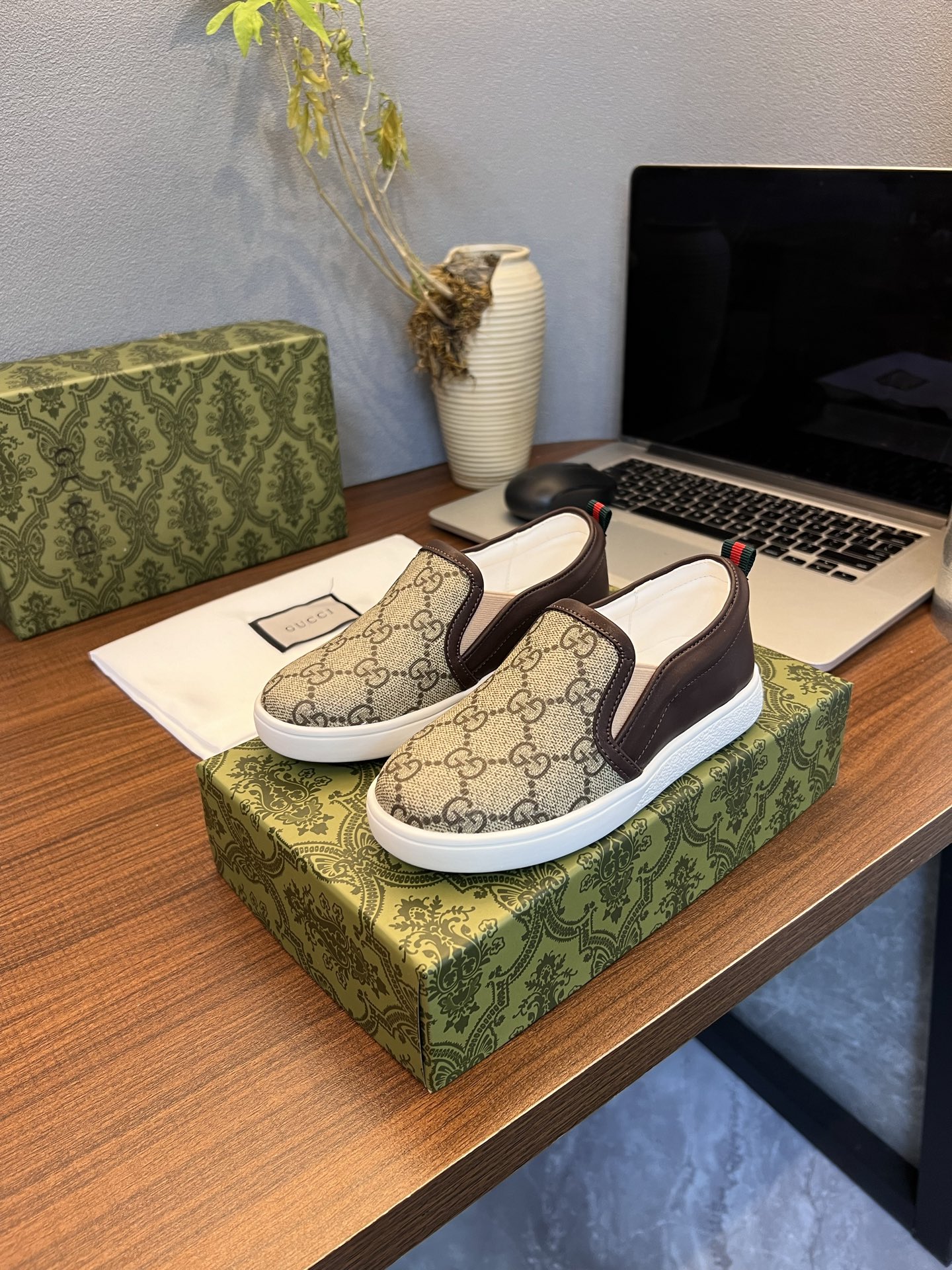 Children's shoes child
